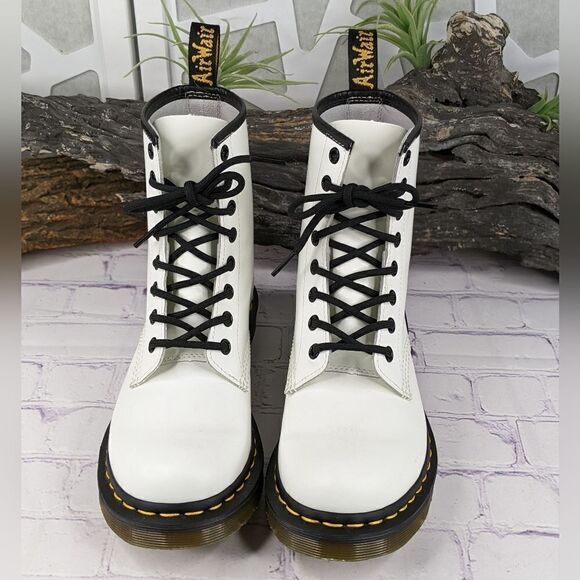 NWOT Dr. Martens 1460 Smooth Leather Lace Up Boots - Picture 2 of 12